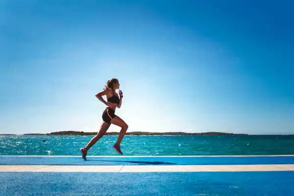 Woman running showing strong leg muscle Gorgie
